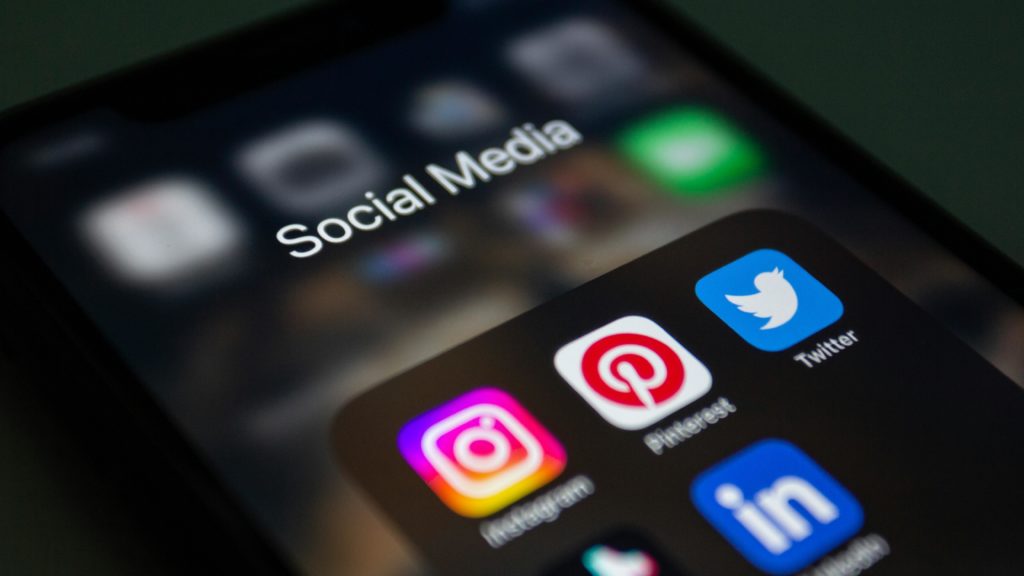 icône de réseaux sociaux sur l'écran d'un smartphone