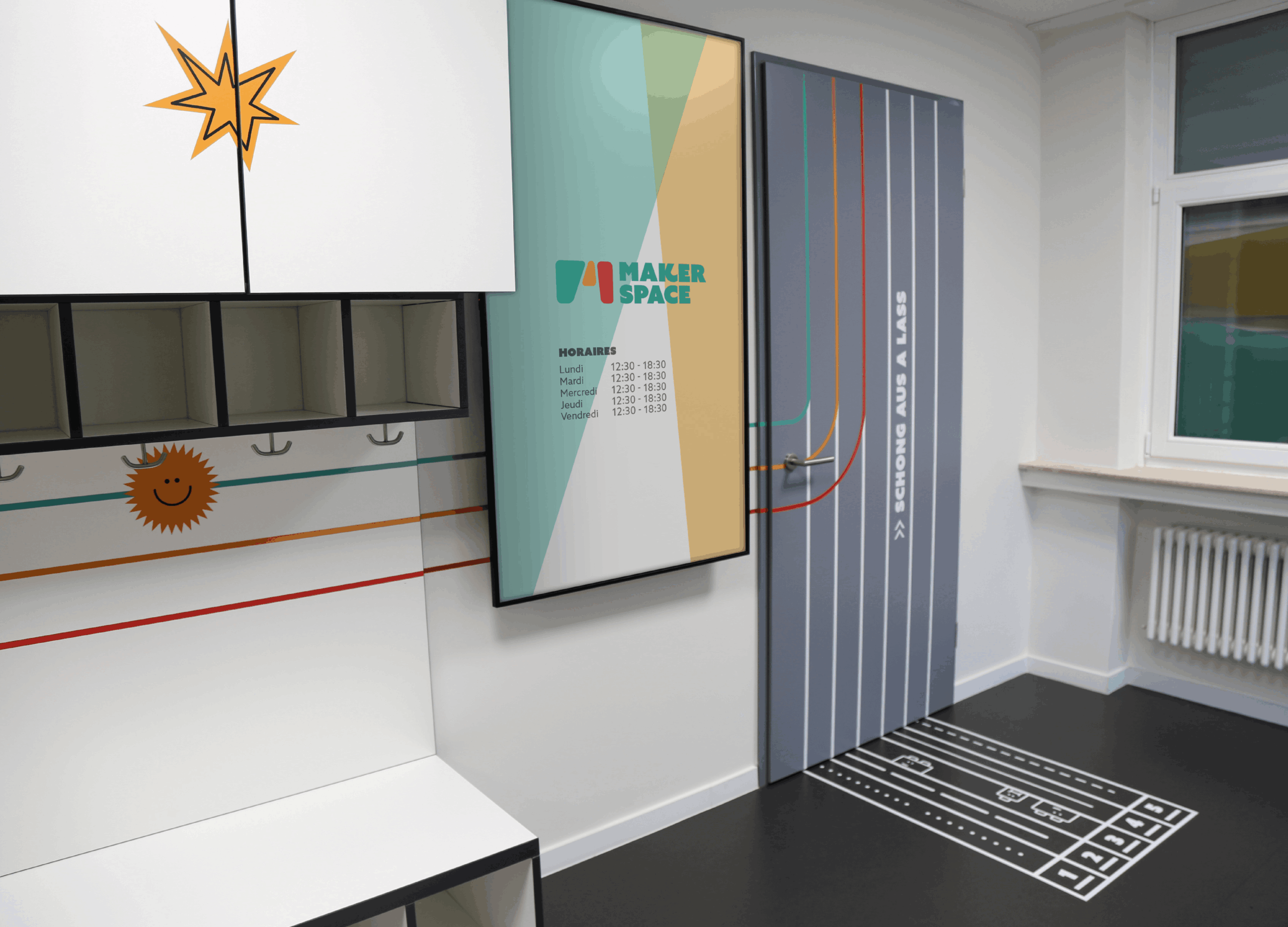 Gros plan sur l'entrée du Maker Space. Une affiche verticale indique les horaires d'ouverture (de 12h30 à 18h30 en semaine). À droite, une porte grise est décorée de lignes verticales blanches et d'une signalétique au sol ressemblant à un circuit de départ numéroté de 1 à 5. Sur la gauche, on aperçoit le mobilier de rangement blanc avec des patères en forme de crochets et des graphismes de soleil souriant et d'étoile.