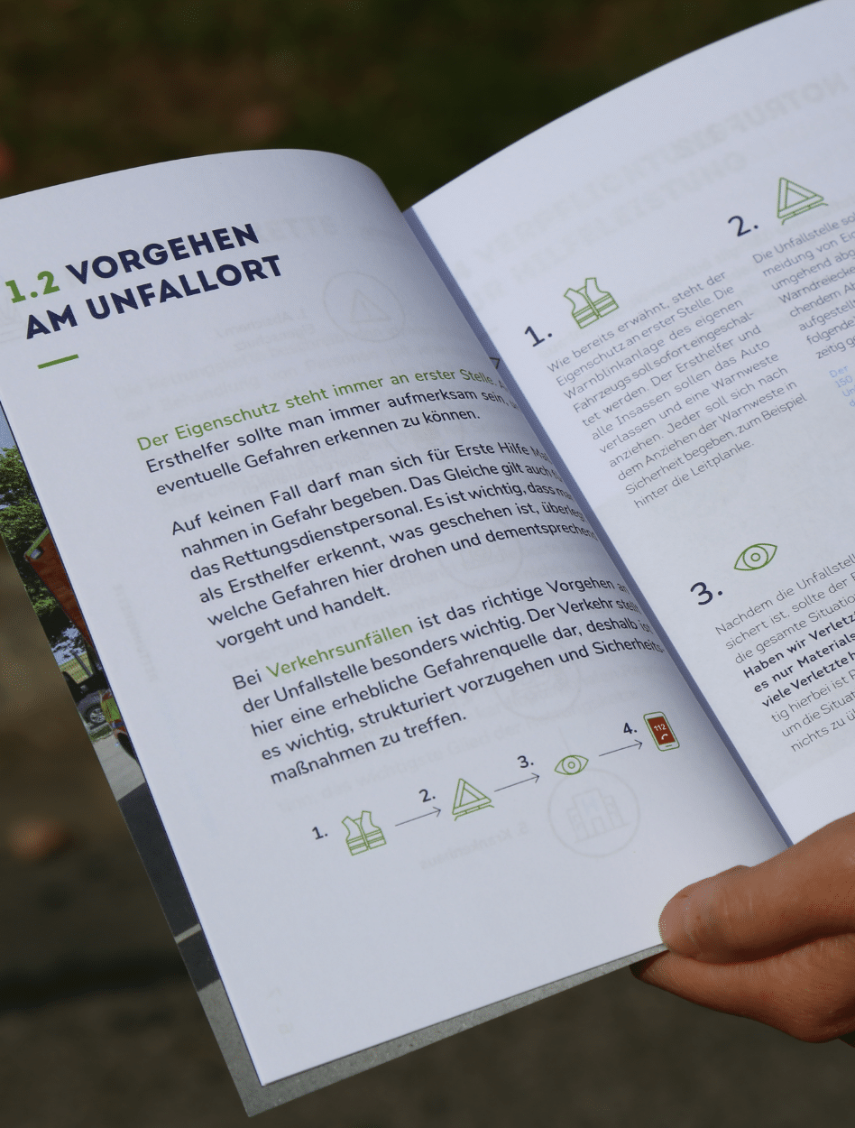 La page de la brochure traite des étapes à suivre sur le lieu d'un accident sous le titre Vorgehen am Unfallort (Conduite à tenir sur le lieu de l'accident). Le texte met en avant l'importance de l'auto-protection pour les premiers secours, en soulignant que les secouristes doivent toujours être attentifs pour identifier d'éventuels dangers. Il est précisé qu'il ne faut en aucun cas s'exposer à des risques, et que l'intervention doit être réalisée en toute sécurité, sans compromettre l'intégrité des secouristes. La section mentionne spécifiquement les accidents de la route, où les risques sont élevés à cause de la circulation. Elle insiste sur la nécessité d'agir de manière structurée et de prendre les mesures de sécurité appropriées. Un schéma illustre les quatre étapes principales : enfiler un gilet de sécurité, installer un triangle de signalisation pour avertir les autres conducteurs, observer la situation pour identifier les risques et, enfin, appeler les secours en composant le 112. Les icônes visuelles accompagnant chaque étape facilitent la compréhension.