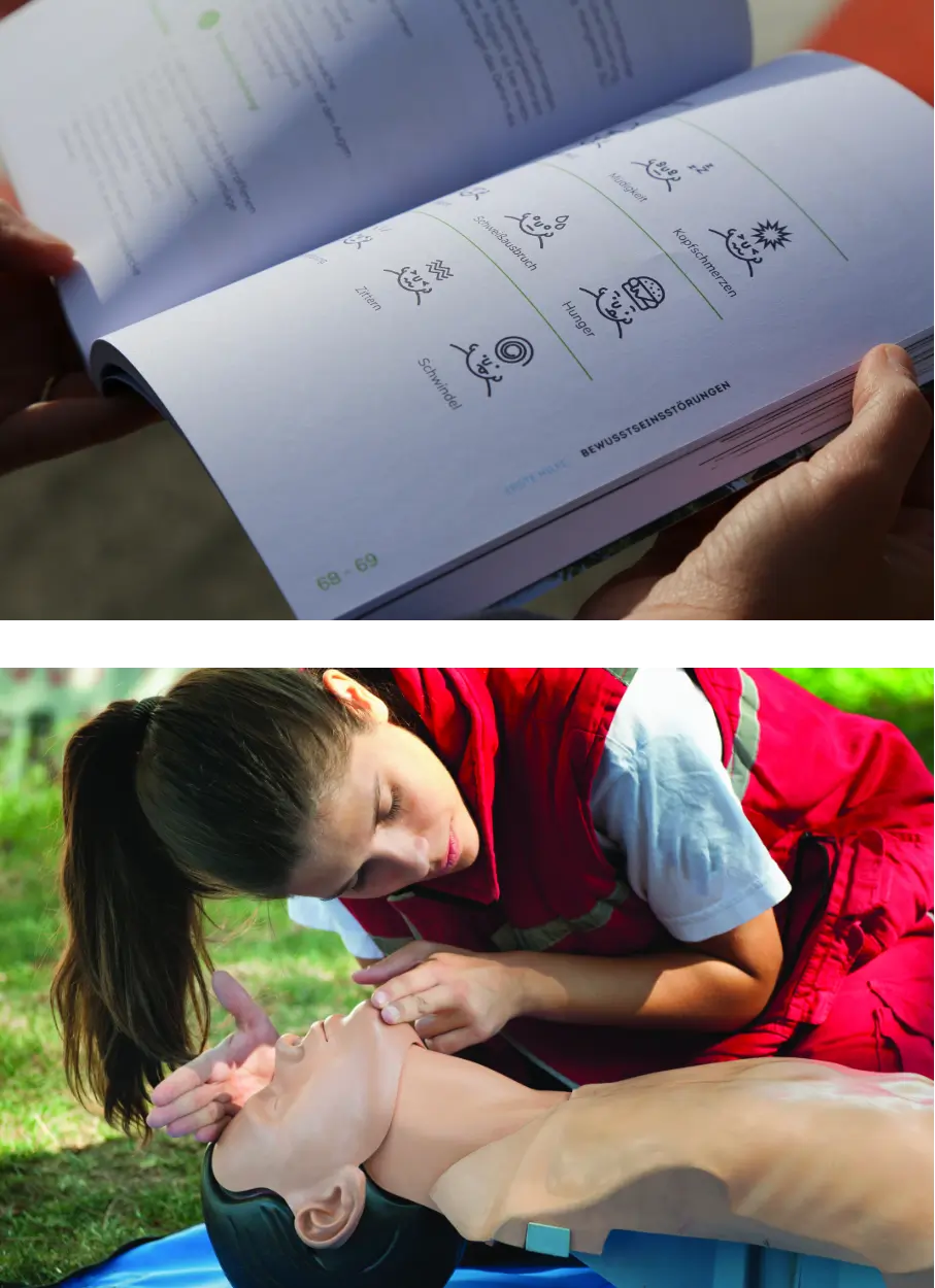 L'image est composée de deux sections distinctes. En haut, une main tient un manuel ouvert qui présente des illustrations simples avec des visages expressifs. Ces symboles semblent indiquer divers symptômes tels que frissons, vertiges, maux de tête, nausées, ou faim, accompagnés de légendes en allemand. Le contexte suggère une brochure d'information sur les signes d'alerte médicaux ou d'urgences. En bas, une photographie montre une jeune femme vêtue d'un gilet rouge en train de pratiquer des gestes de réanimation sur un mannequin utilisé pour les formations aux premiers secours. Elle vérifie la respiration ou les voies respiratoires, une étape essentielle dans les procédures de réanimation cardio-pulmonaire (RCP). La scène est en extérieur, ce qui donne une impression de formation pratique en situation réaliste. L'image met en avant l'importance de la sensibilisation et de la formation aux premiers gestes de secours.