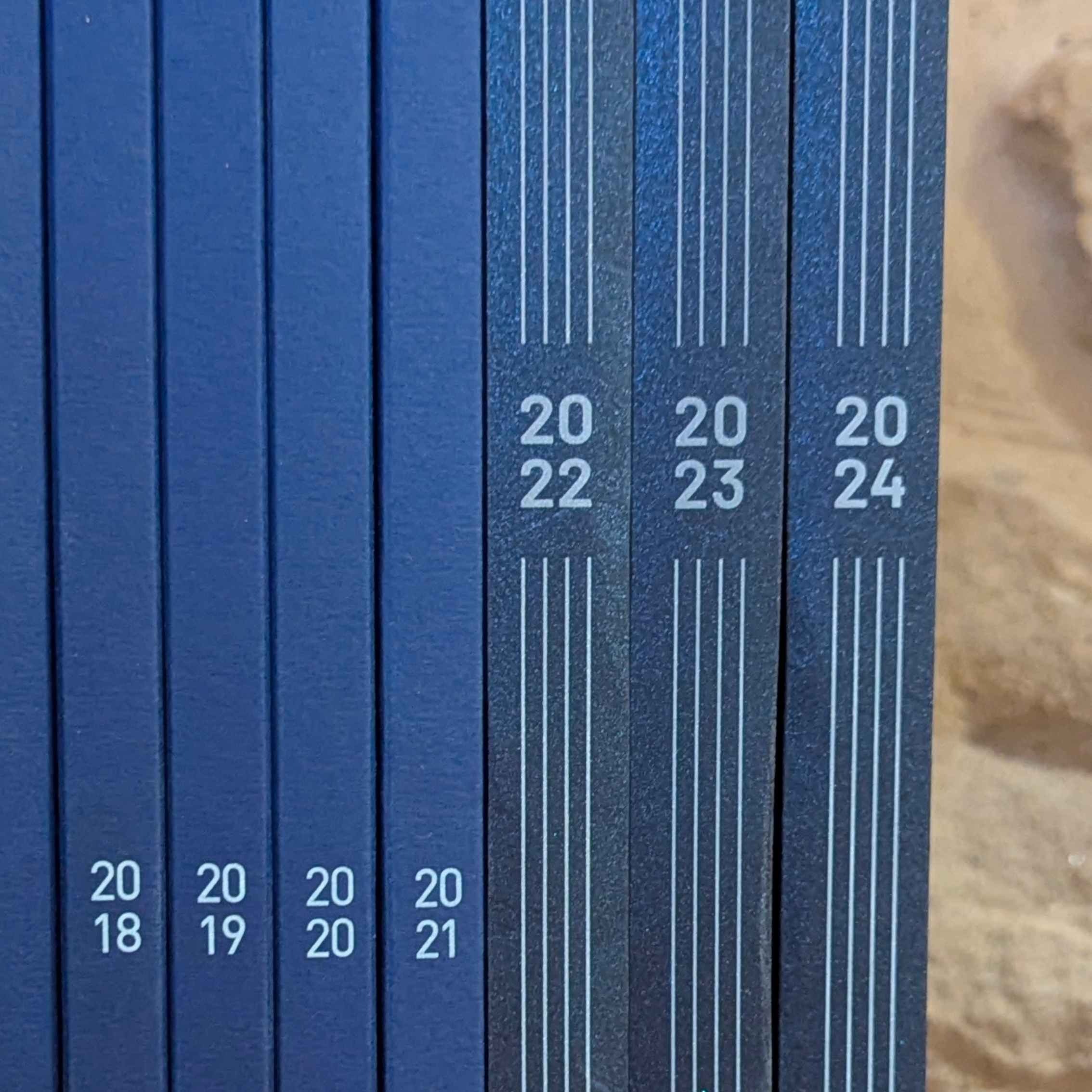 Tranche de plusieurs rapports annuels Foyer, avec les années 2018 à 2024 inscrites en blanc.