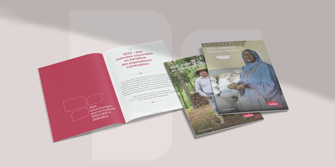 Brochures de l'organisation ADA sur une surface beige, avec couverture en français et en espagnol, mettant en avant la finance inclusive et les actions pour les populations vulnérables en 2024.