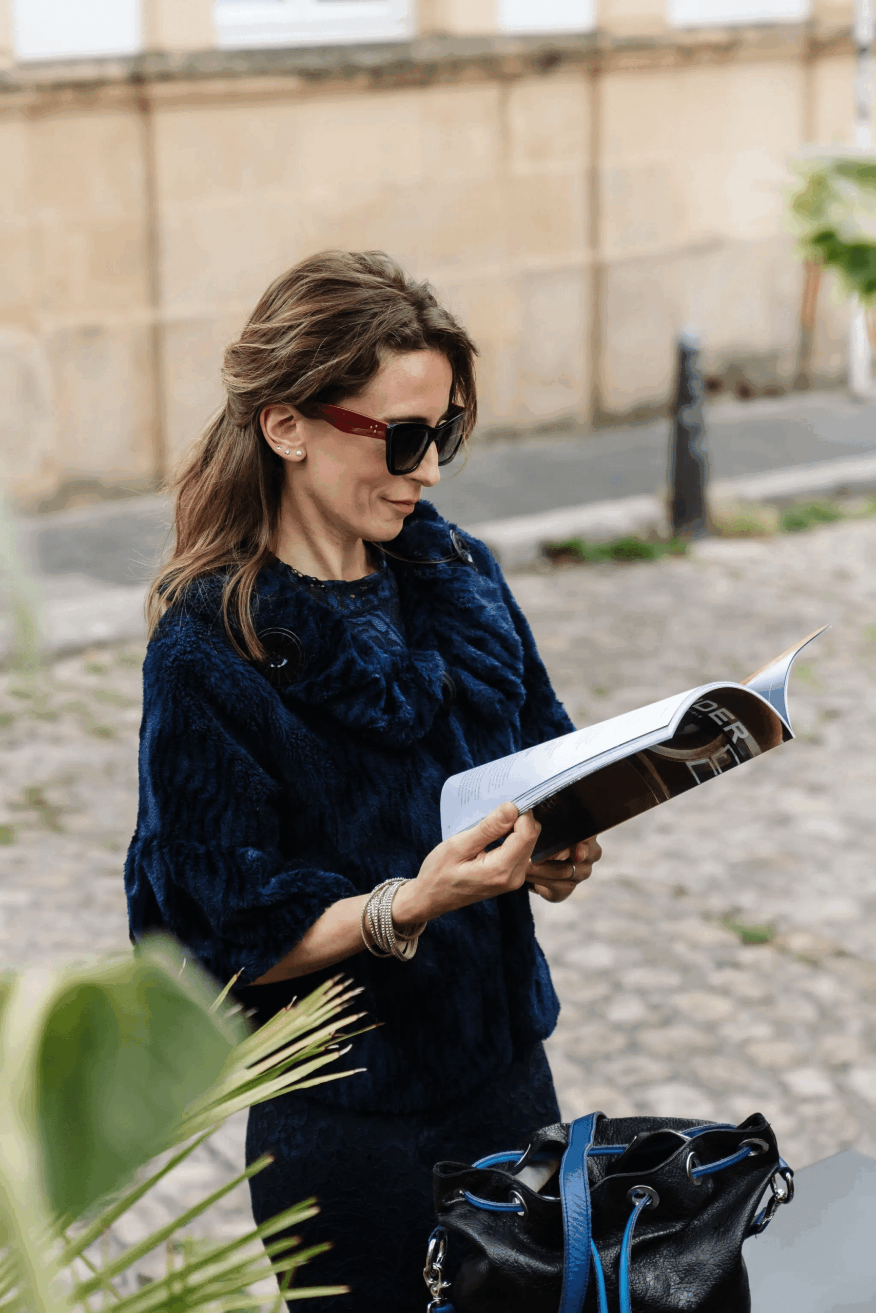 une femme lisant le magazine.