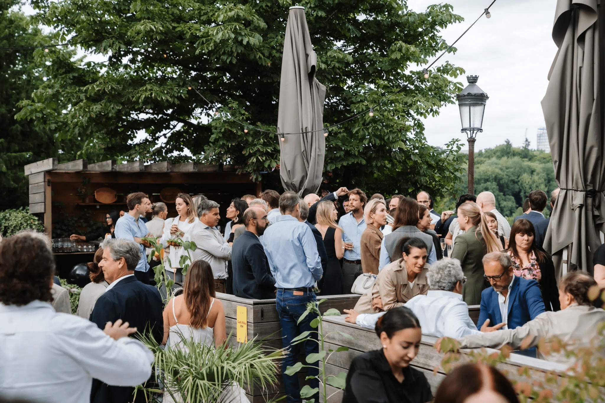 Foules de personnes à l'extérieur qui échangent.