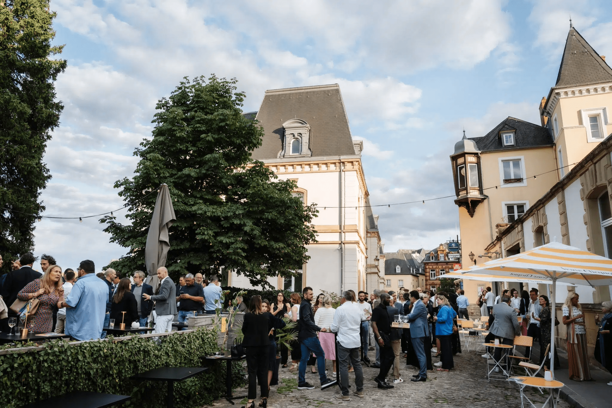 Vu de côté de la foule d'invités à l'extérieur lors du cocktail.