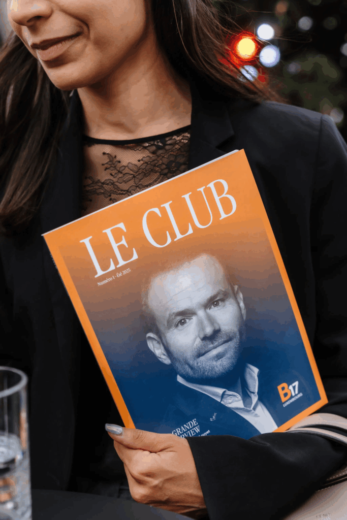 Magazine LE CLUB du B17 dans les mains d'une femme.