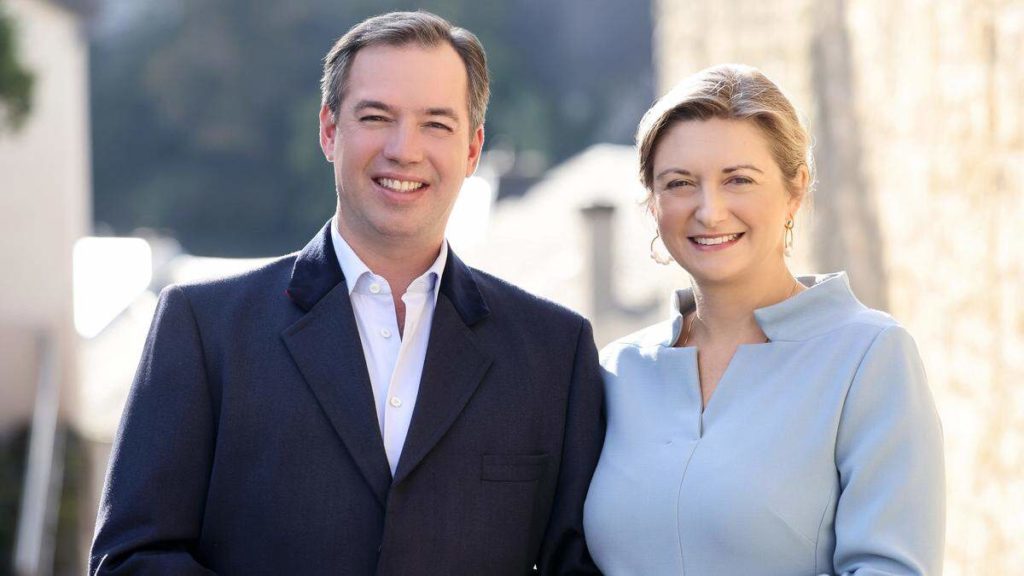 Le futur grand duc Guillaume et sa femme la duchesse Stéphanie qui sourient, posés côte à côte en extérieur.