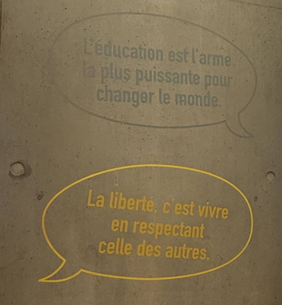 Deux stickers bulles, avec des citations de Nelson Mandela, "L'éducation est l'arme la plus puissante pour changer le monde" et "LA liberté, c'est vivre en respectant celle des autres".