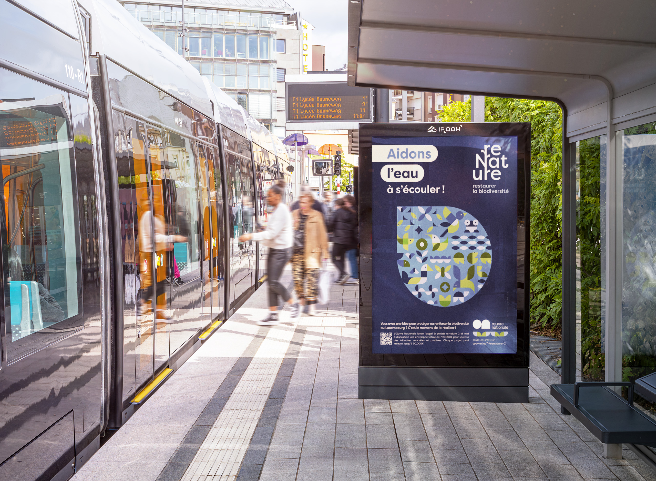 Affiche reNature bleue dediee a leau sur un panneau dabribus a cote dun tram ou des passagers montent et descendent dans une rue urbaine animee.