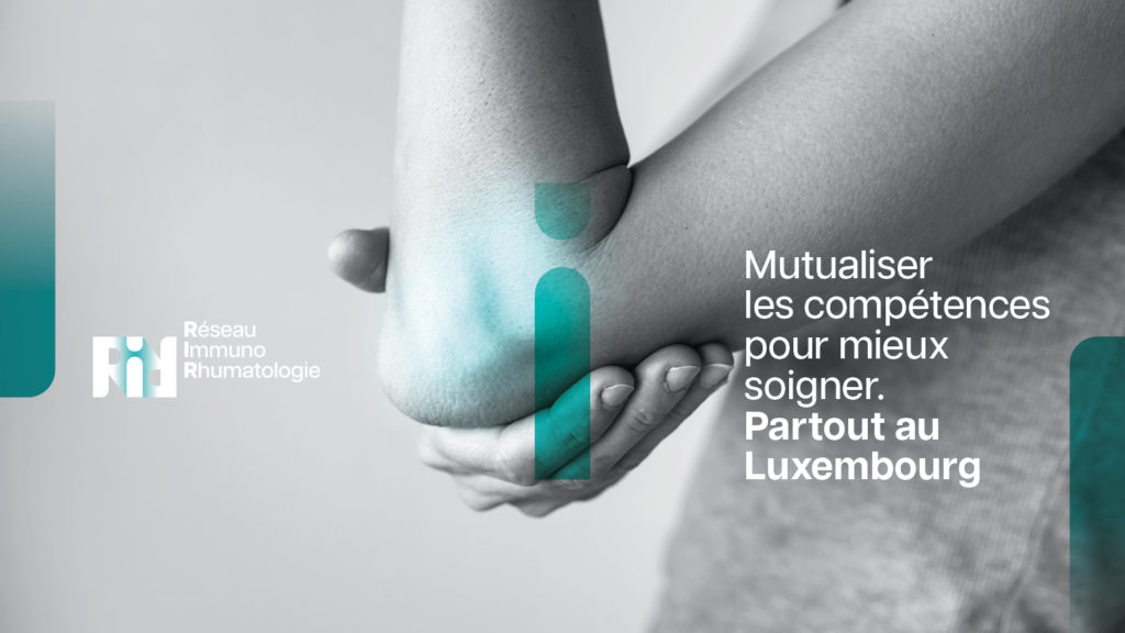 Main saisissant un coude douloureux, visuel en noir et blanc avec éléments graphiques turquoises et texte : ‘Mutualiser les compétences pour mieux soigner. Partout au Luxembourg’, accompagné du logo du Réseau Immuno Rhumatologie."
