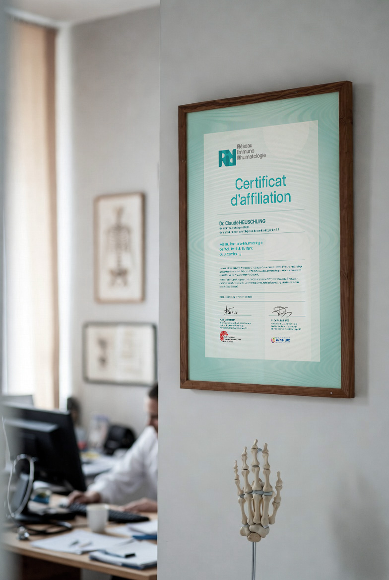 Certificat daffiliation du RIR encadre et accroche au mur dans un cabinet medical avec un medecin travaillant a son bureau en arriere plan.