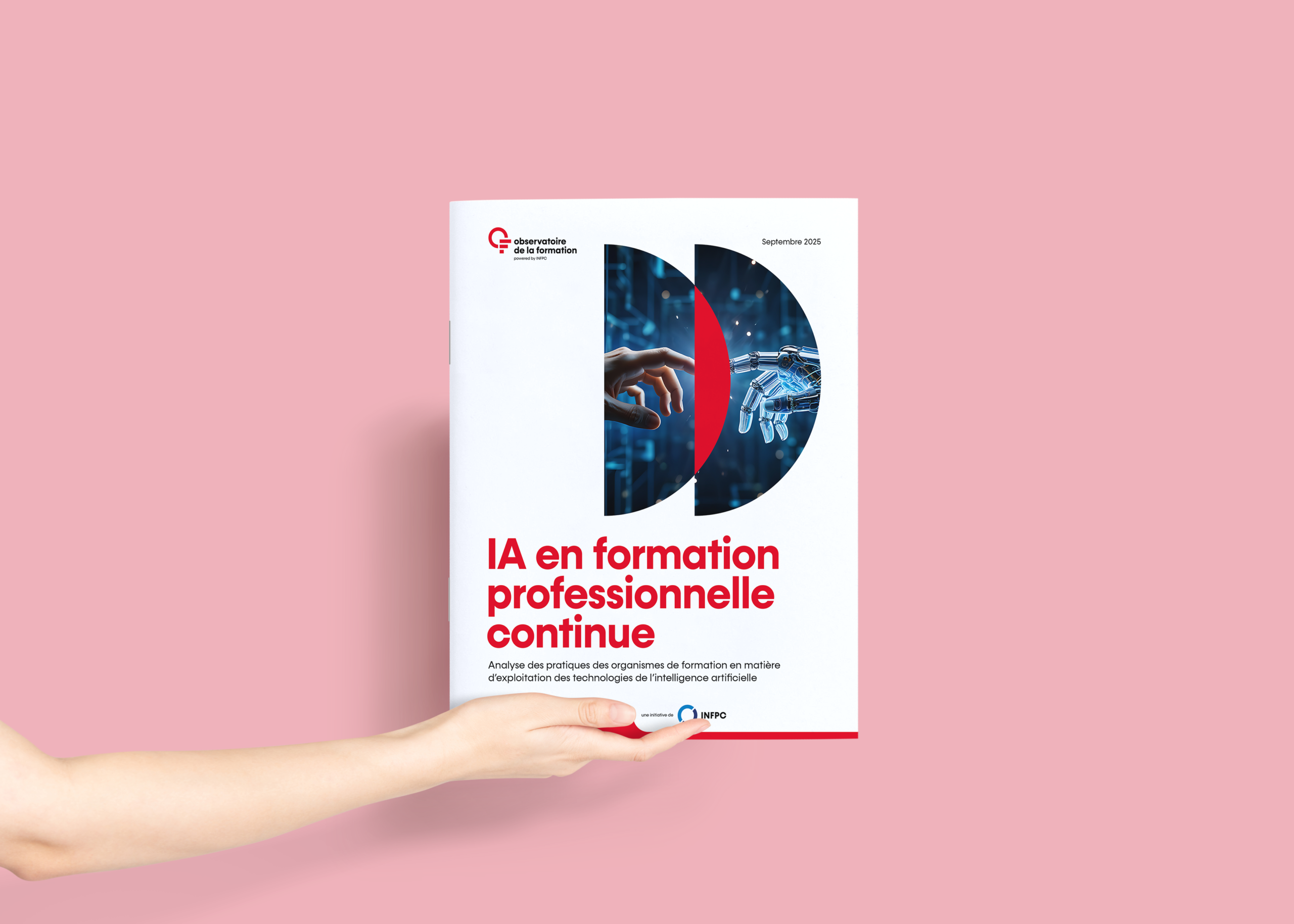 Une main tient une brochure intitulée ‘IA en formation professionnelle continue’. La couverture montre deux formes circulaires contenant d’un côté une main humaine et de l’autre une main robotique se touchant. Le fond est blanc et le décor environnant est rose
