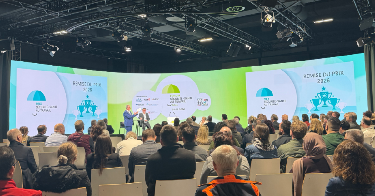 Forum Sécurité-Santé au Travail 2026 : conférence de remise des prix devant un public de professionnels et partenaires Vision Zero.