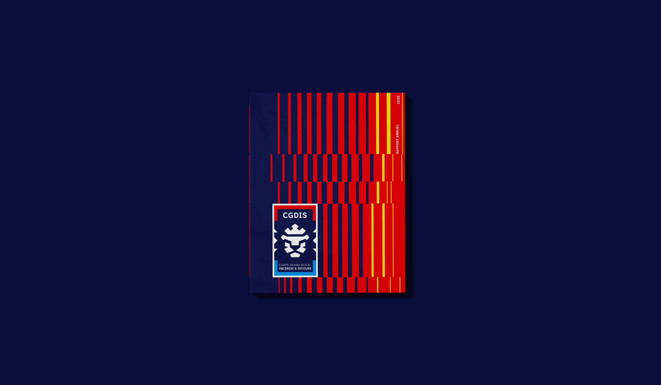 Couverture du rapport annuel 2025 du CGDIS avec le logo au lion et un motif de lignes verticales rouges, bleues et jaunes.