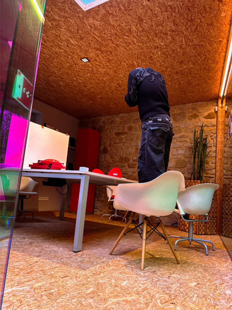 personne debout sur une chaise qui prend des packaging en photo.