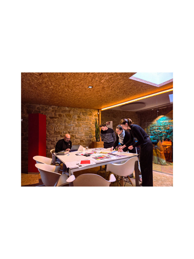 réunion, 4 personnes autour d'une table qui dialogue.