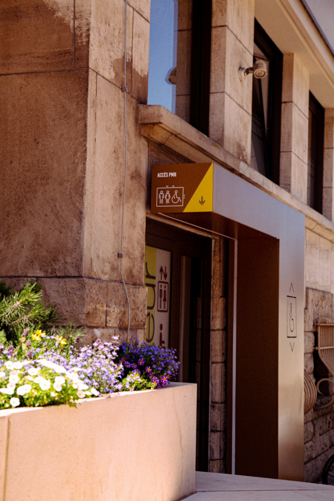 De l'atelier à la pose : la nouvelle signalétique de la Mairie de Schifflange - Photo