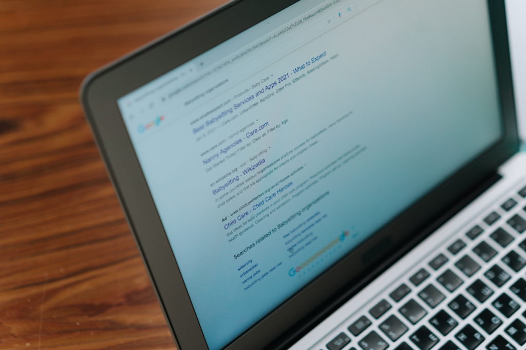Écran d'ordinateur portable affichant des résultats de recherche Google sur le baby-sitting