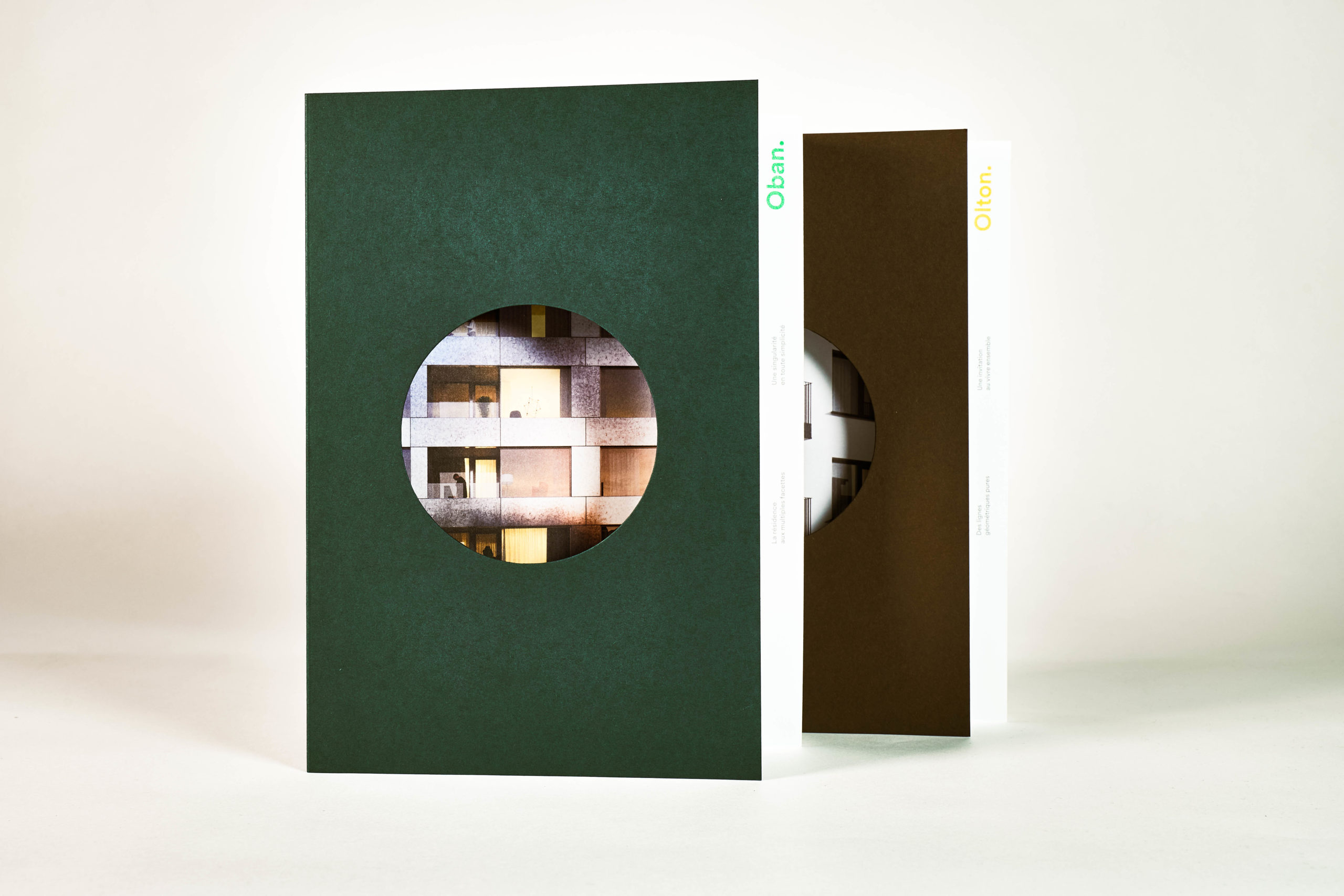 Plaquette « Olto » à fenêtre circulaire découpée, versions vert sapin et brune