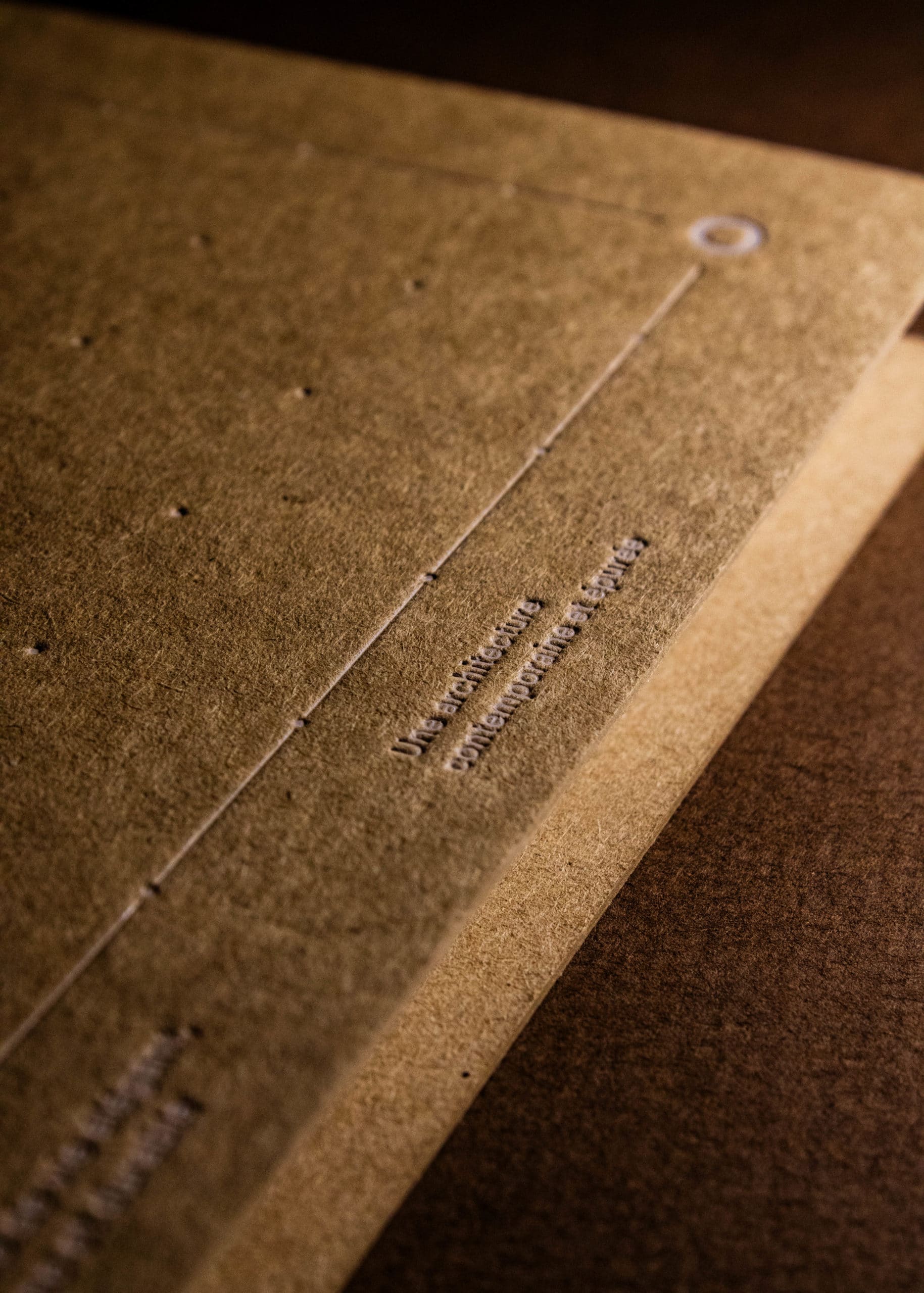 Gros plan sur une couverture kraft gaufrée « Une architecture contemporaine à taille humaine »