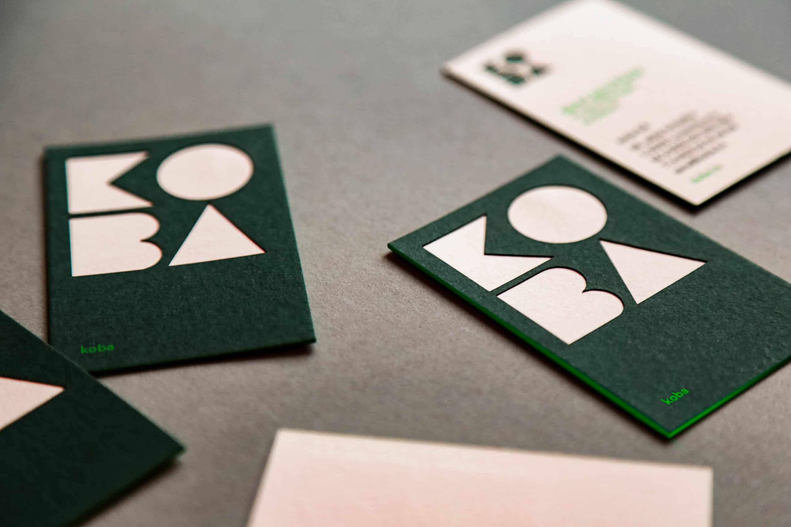 Cartes de visite Koba vert sauge, découpes géométriques (cercle, triangle, losange)