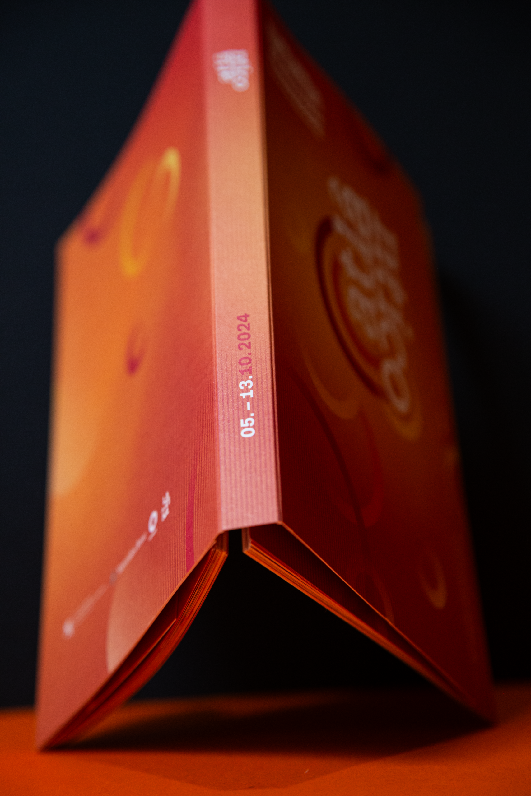 Détail de la reliure de la brochure imprimée du festival Atlântico, mettant en évidence les dates de l'édition 2024 sur la tranche.