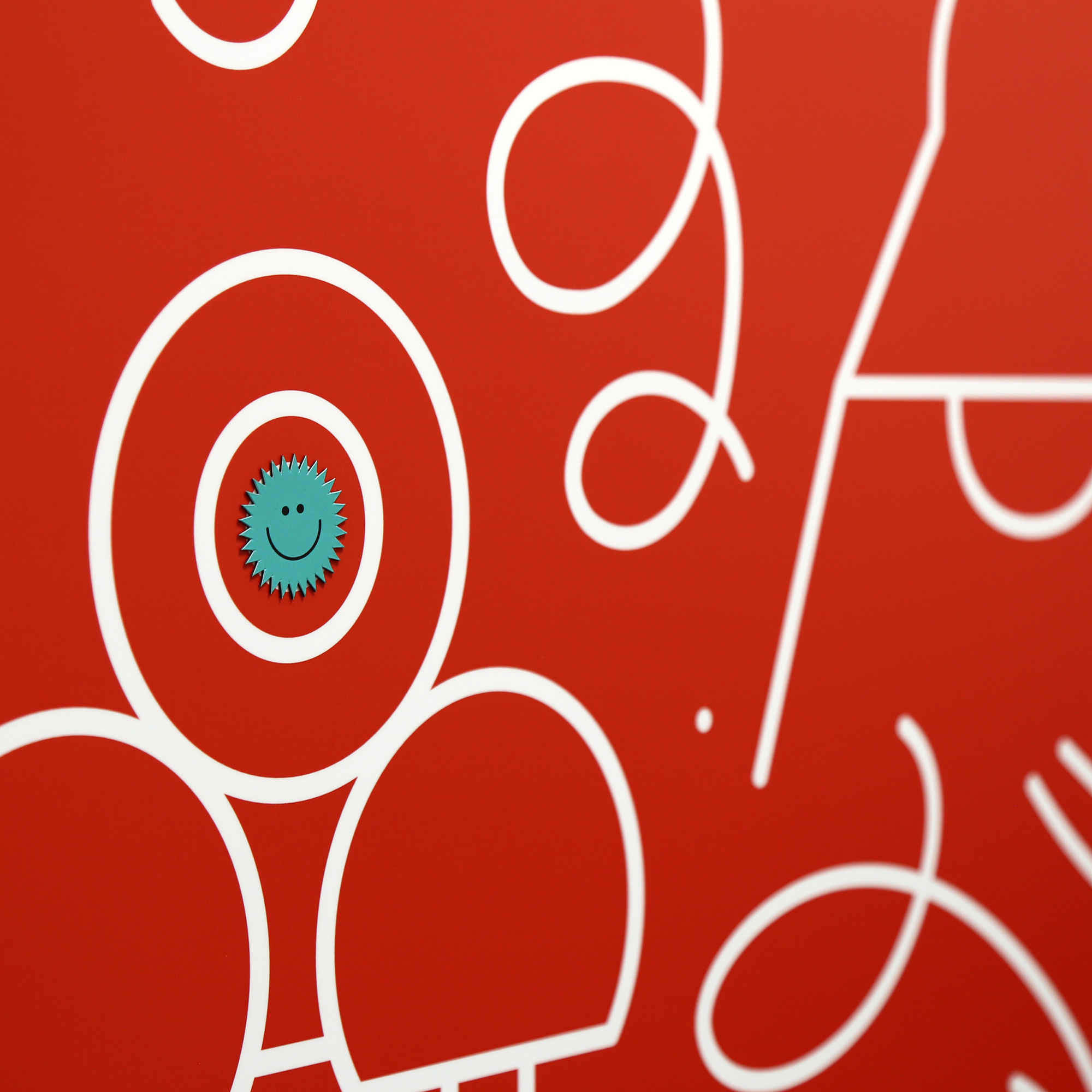 Motif mural rouge décoré de lignes blanches et d'un engrenage souriant bleu.