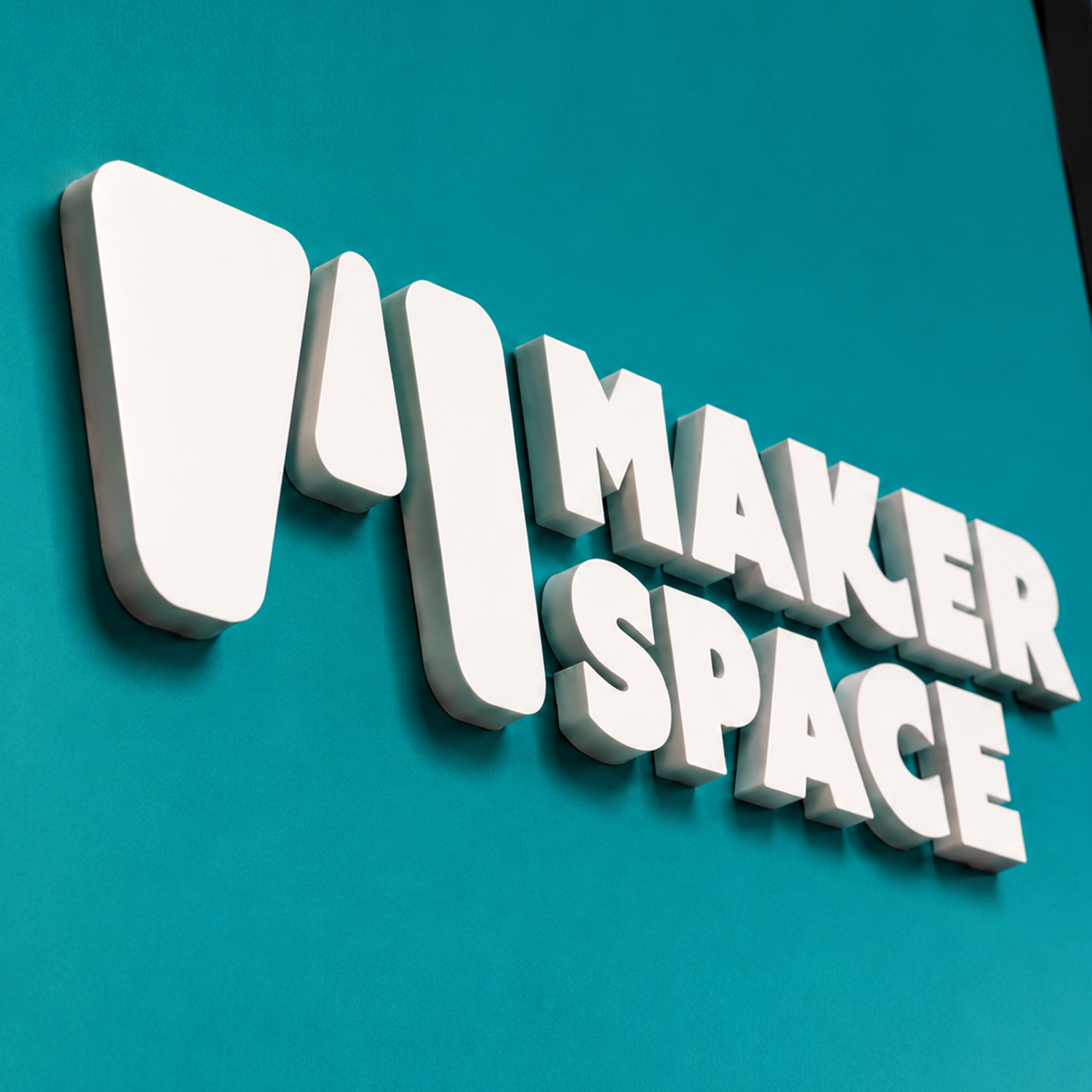 Enseigne murale en 3D du Maker Space, marquant l'entrée de cet espace d'innovation éducative.
