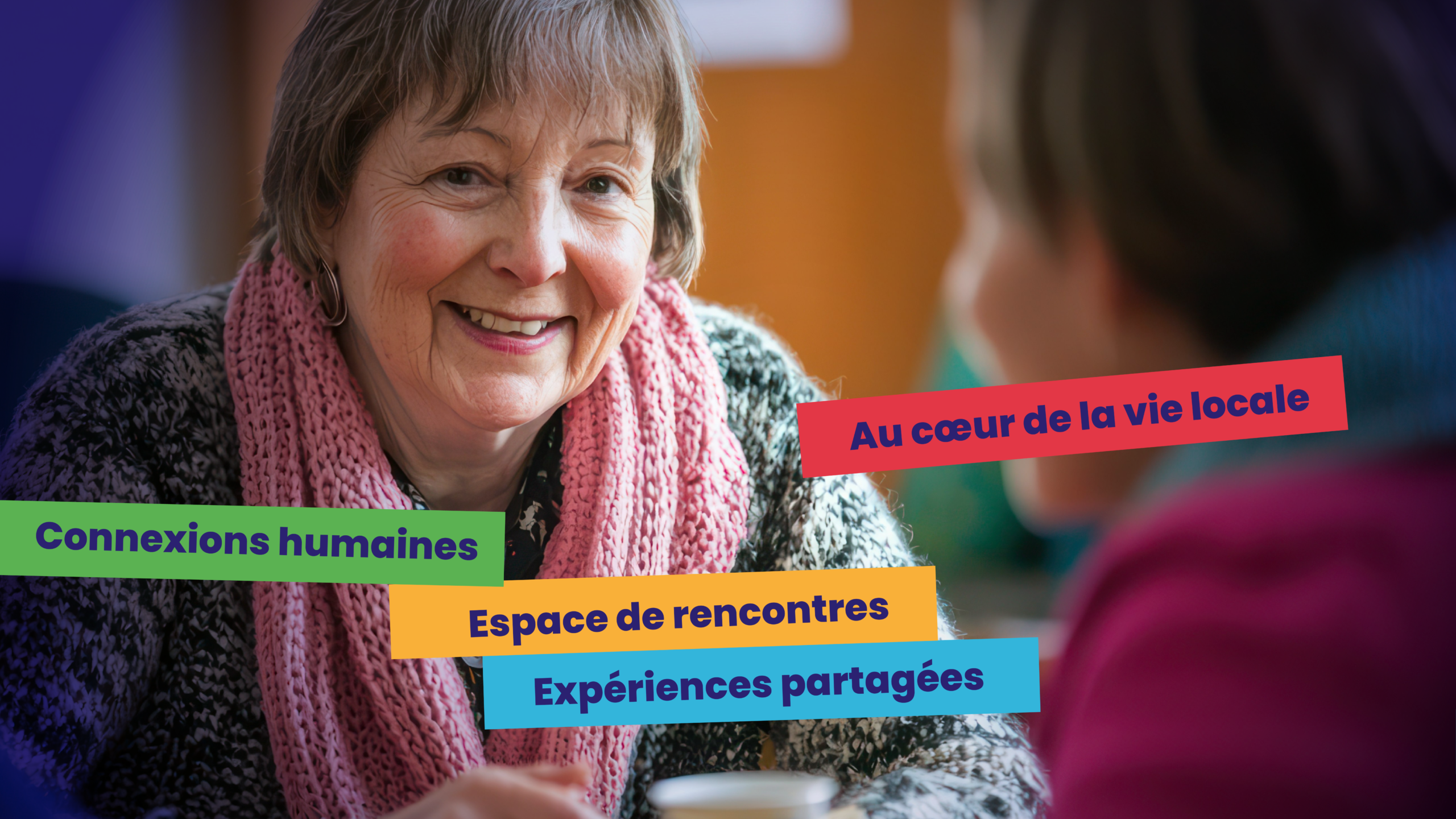 Deux femmes souriantes en pleine discussion, avec les mentions connexions humaines, espace de rencontres, expériences partagées et au cœur de la vie locale.
