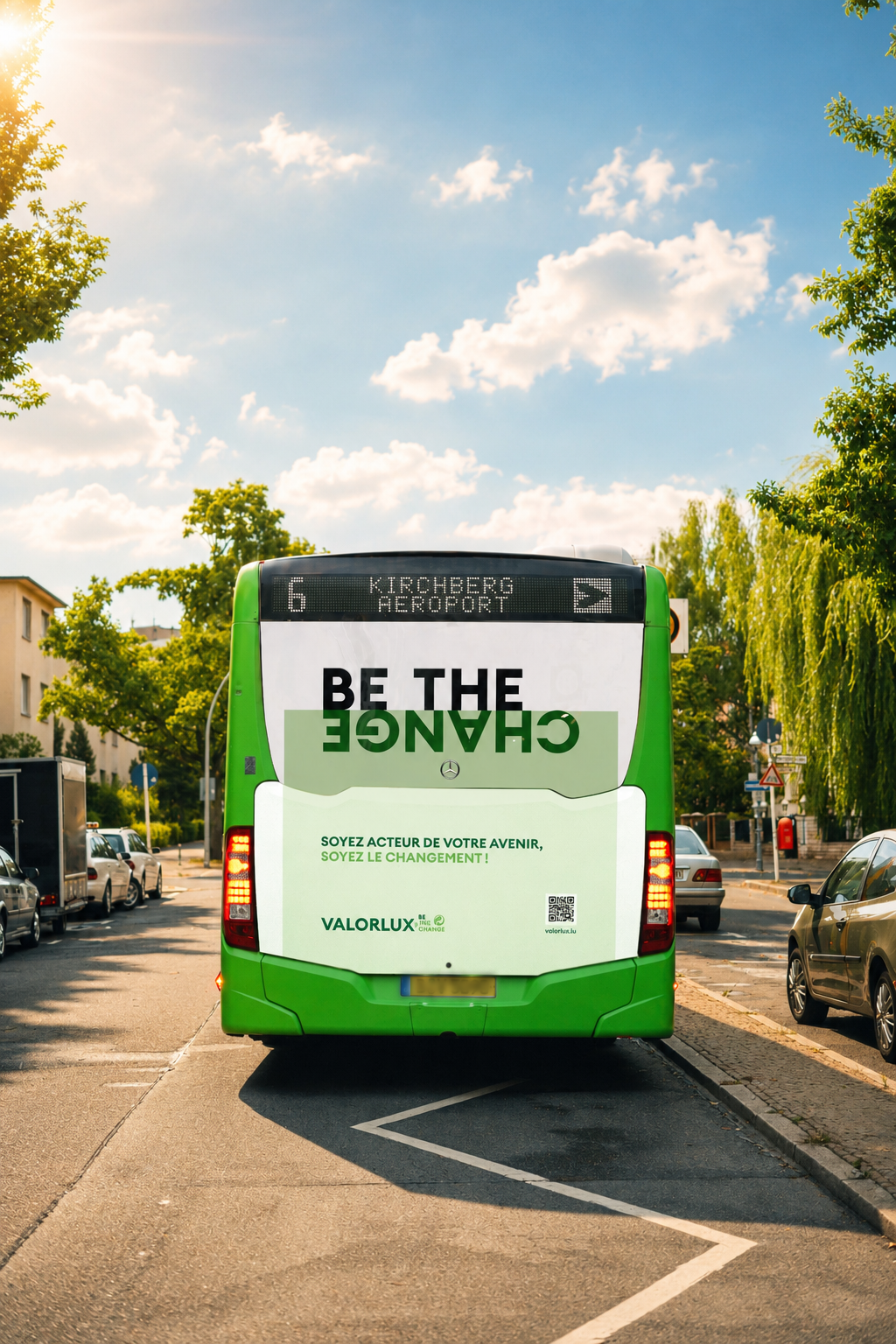 Campagne publicitaire Valorlux à l'arrière d'un bus urbain (ligne 6 Kirchberg Aéroport), affichant le message environnemental Be the change, soyez acteur de votre avenir, soyez le changement !