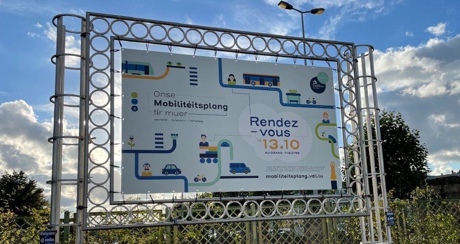 Panneau d'affichage annonçant le plan de mobilité Eise Mobilitéitsplang fir muer avec un rendez-vous fixé au 13.10.
