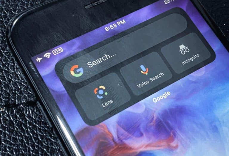 Écran de smartphone avec barre de recherche Google et raccourcis