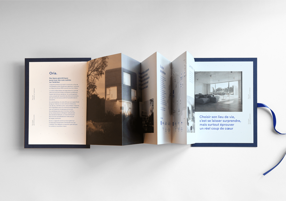 Ce dépliant présente le projet immobilier Oria avec un design élégant et moderne. À gauche, une description textuelle met en avant les lignes géométriques et la pureté de l'architecture. Les pages suivantes, qui se déplient, offrent des visuels de l'intérieur et de l'extérieur des résidences, ainsi que des citations inspirantes pour évoquer l'expérience de vivre dans cet espace. L'usage de typographies modernes, de couleurs sobres et d'une photographie soignée contribue à un sentiment de luxe et de raffinement, aligné avec l'ambition haut de gamme du projet.