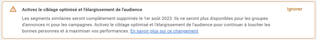 Notification Google Ads indiquant la suppression des segments similaires le 1er août 2023 et recommandant d’activer le ciblage optimisé et l’élargissement d’audience.