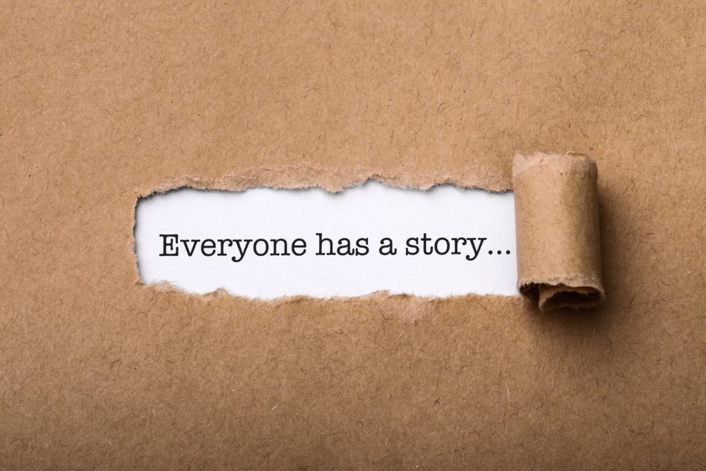 feuille où s'est écrit "everyone has a story"