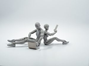 deux robots sur des supports numériques