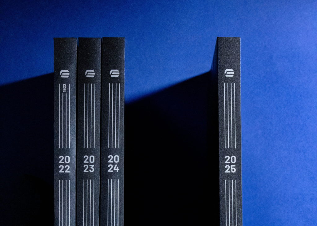 Quatre tranches de rapports annuels Foyer alignées verticalement, affichant les années de 2022 à 2025 sur fond bleu.