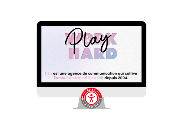 Ordinateur avec le fond d'écran représentant la page d'accueil du site internet h2a, avec écrit "Work Hard, Play Hard" affichant une accessibilité numérique avec un score de 99,8%