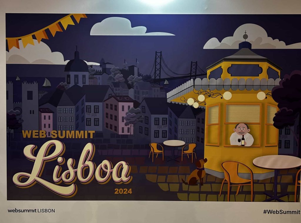 Cette illustration promotionnelle pour le Web Summit 2024 met en scène un paysage nocturne de Lisbonne. Au premier plan, un kiosque jaune vif, typique de la ville, est illuminé par des guirlandes lumineuses et accueille un homme tenant un verre. Un chien est assis à côté, ajoutant une touche de convivialité. À l'arrière-plan, on distingue les bâtiments emblématiques de Lisbonne, des collines et le célèbre pont suspendu, probablement le Pont du 25 Avril. Les couleurs dominantes sont le bleu foncé et le jaune, évoquant une atmosphère chaleureuse et animée. L'inscription Web Summit Lisboa 2024 est intégrée de manière élégante.