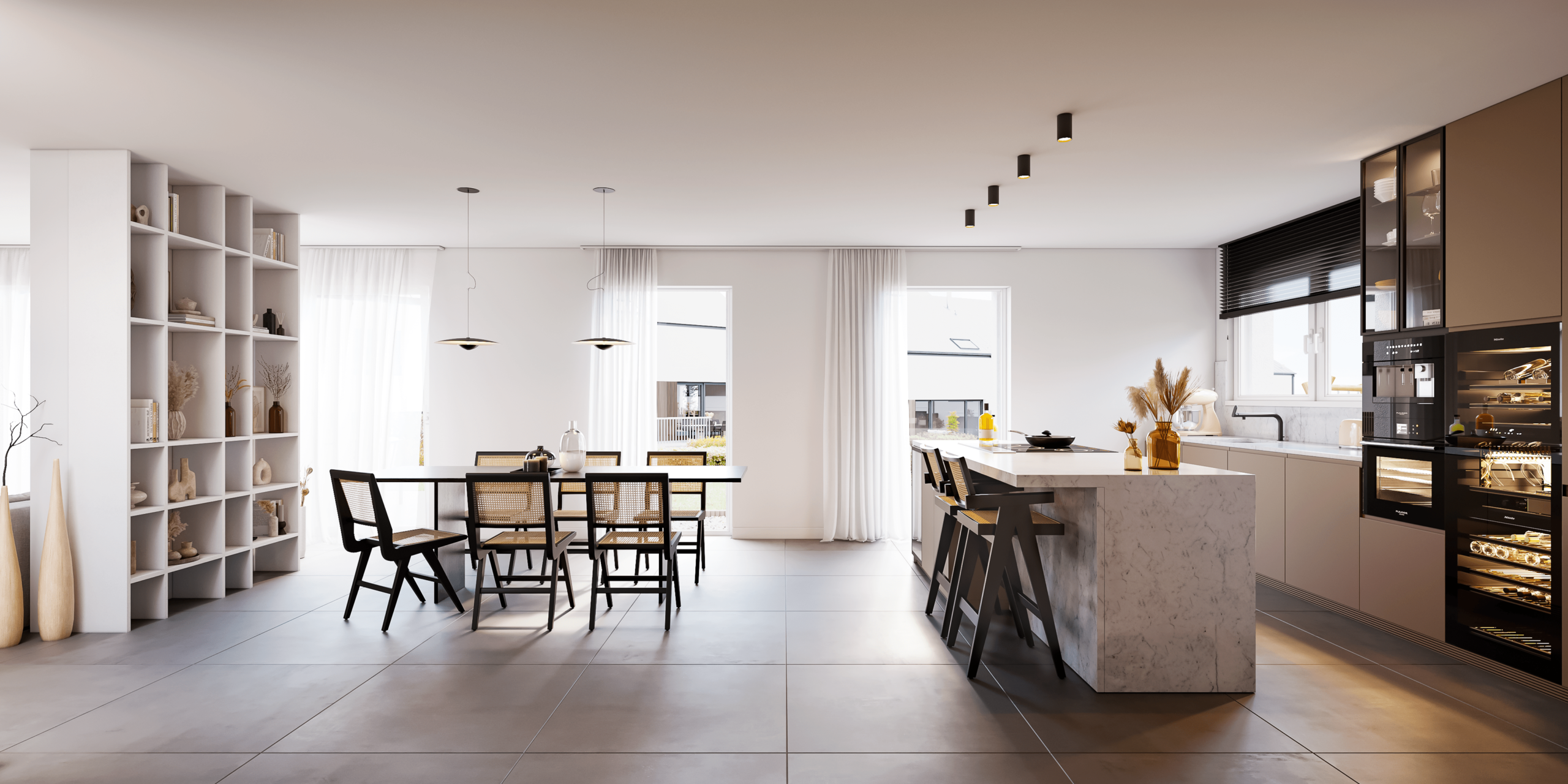 Intérieur moderne et lumineux d'une cuisine ouverte sur une salle à manger avec une grande table en bois, des chaises en cannage, un îlot central en marbre, des rangements élégants, et des décorations minimalistes sur fond de baies vitrées laissant entrer la lumière naturelle.