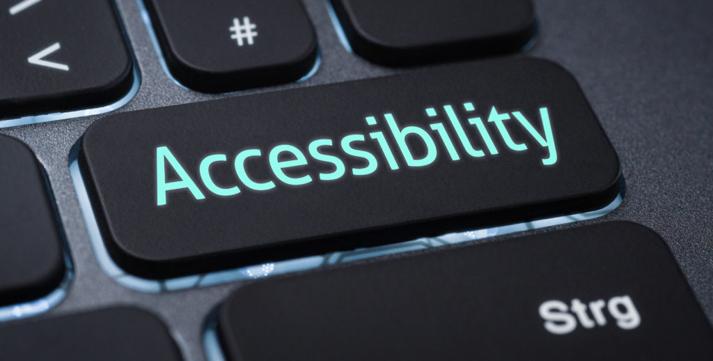 Gros plan sur un clavier avec une touche personnalisée affichant le mot accessibility illuminé en bleu, mettant en avant l'importance de l'accessibilité numérique.