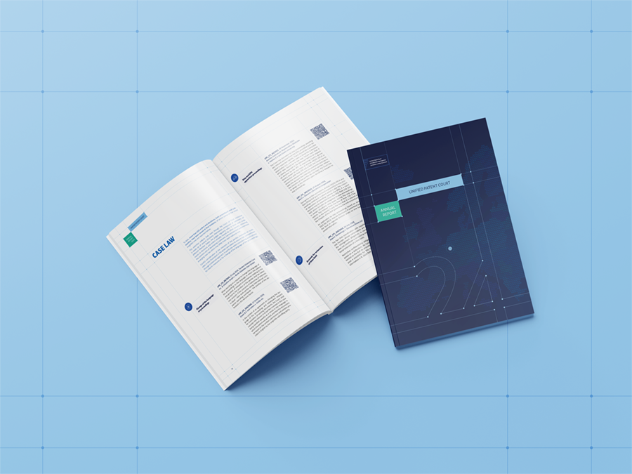 Rapport annuel du Unified Patent Court avec une couverture bleue foncée et une version ouverte affichant des pages blanches contenant du texte, des titres et des QR codes, posé sur un fond bleu quadrillé.
