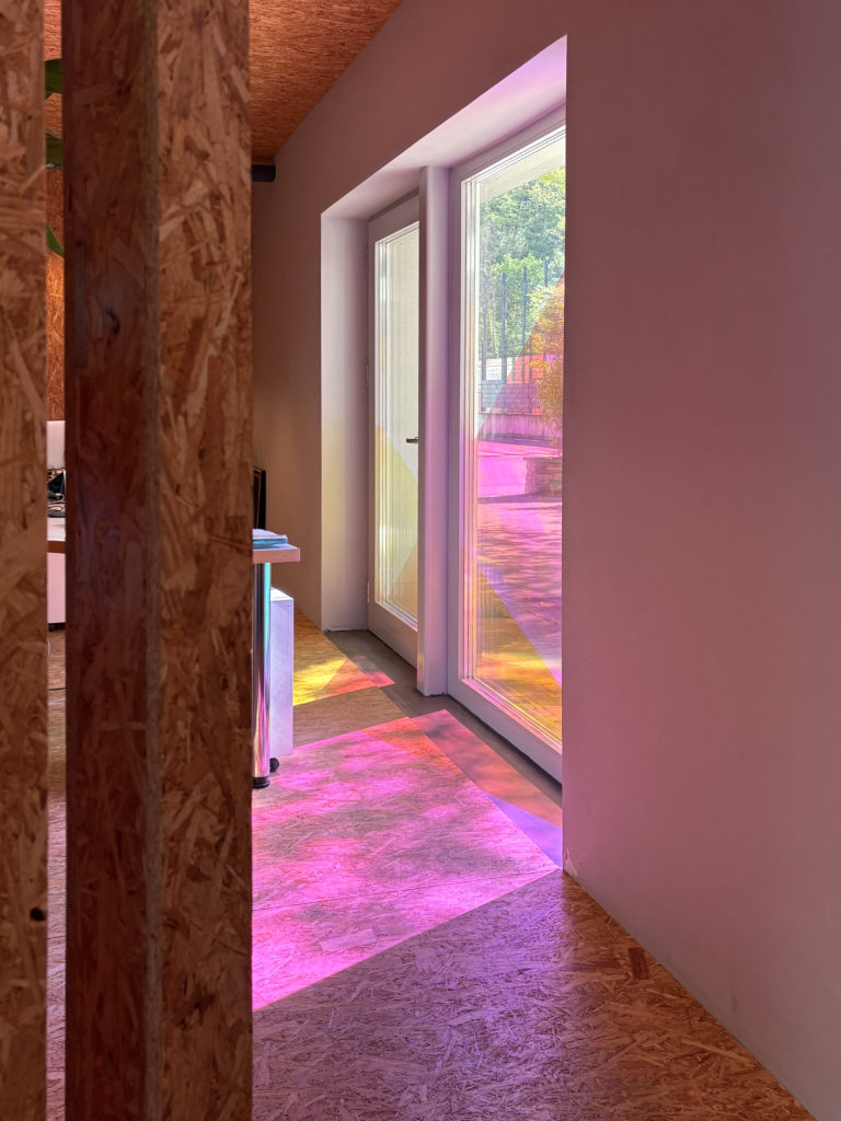 Sol rose avec reflets du vitrage holographique, grâce à la signalétique h2a aux fenêtres.