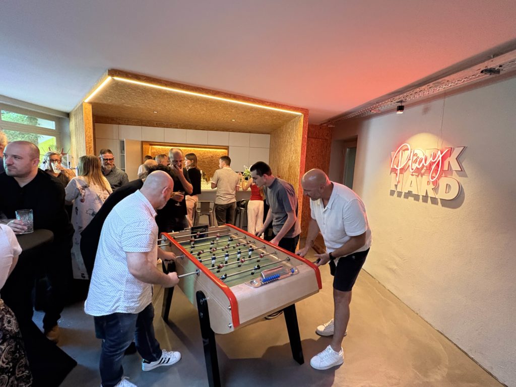 groupe d'hommes jouant au baby-foot, un moment de partage convivial