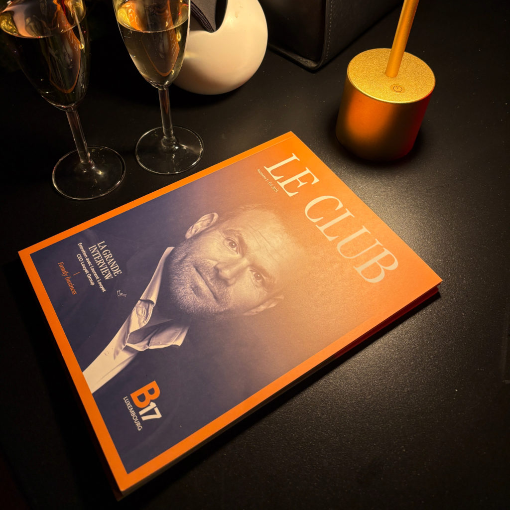 Magazine "LE CLUB" du B17 sur une table sous une lumière.
