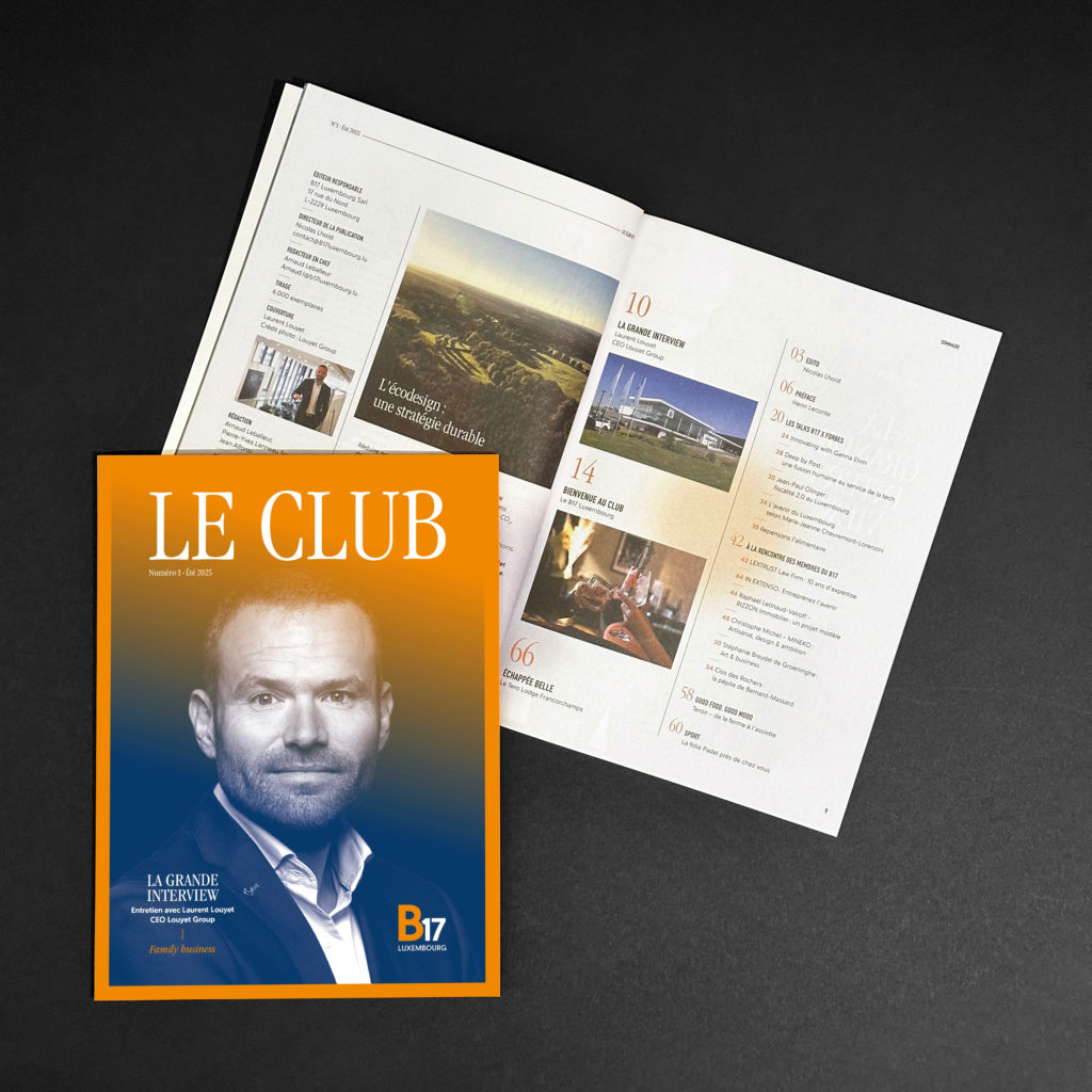 La couverture du magazine posée sur une double page de sommaire.