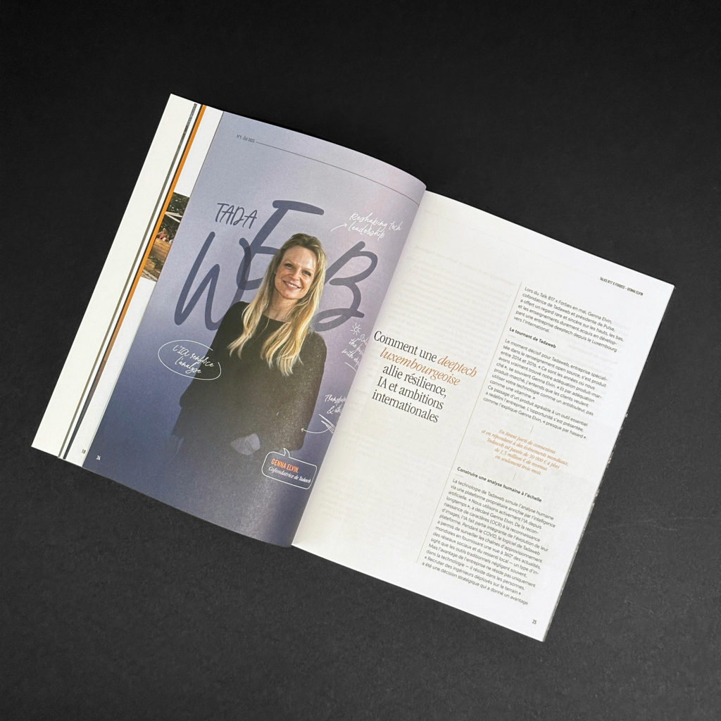 Double page du magazine : une interview avec une femme blonde debout devant un mur violet où l'on peut lire "WEB".