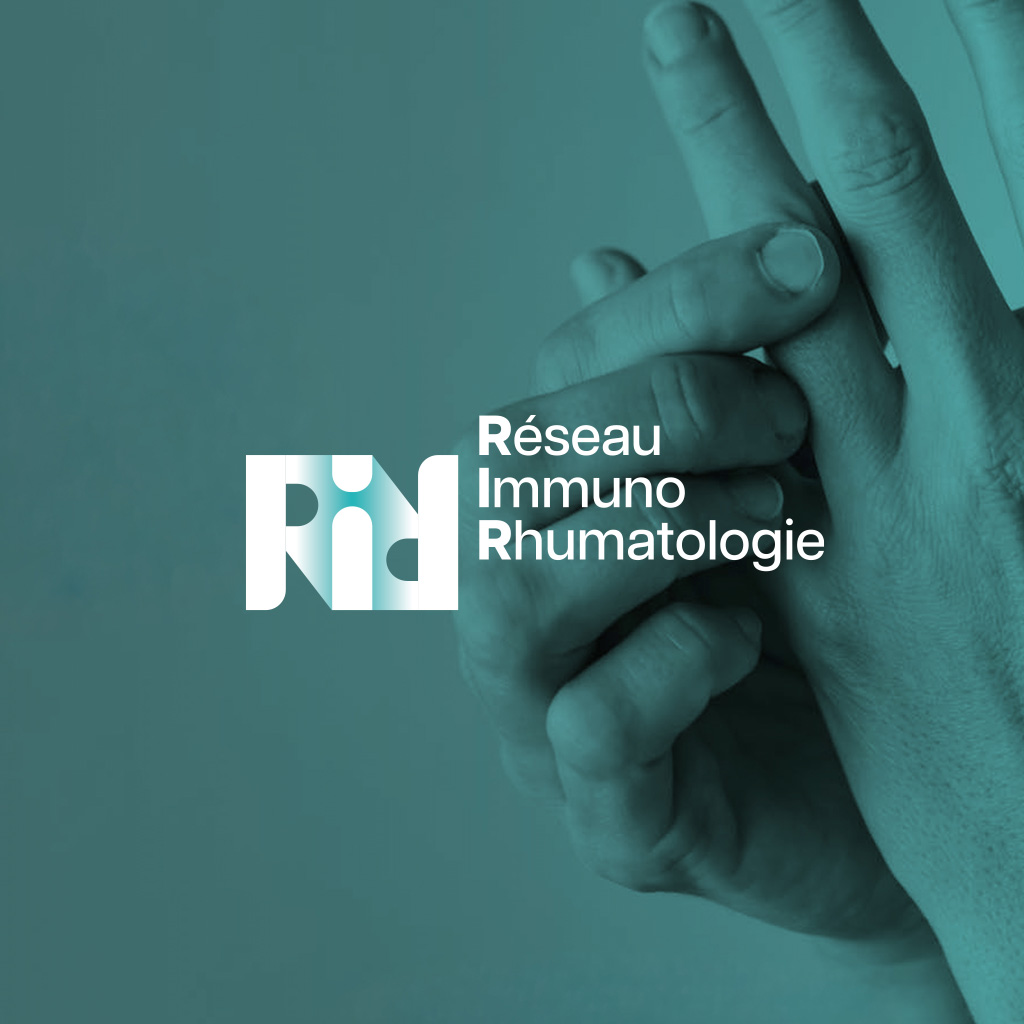Deux mains en gros plan, avec le logo “RIR – Réseau Immuno Rhumatologie” positionné par-dessus sur un fond bleu-vert.