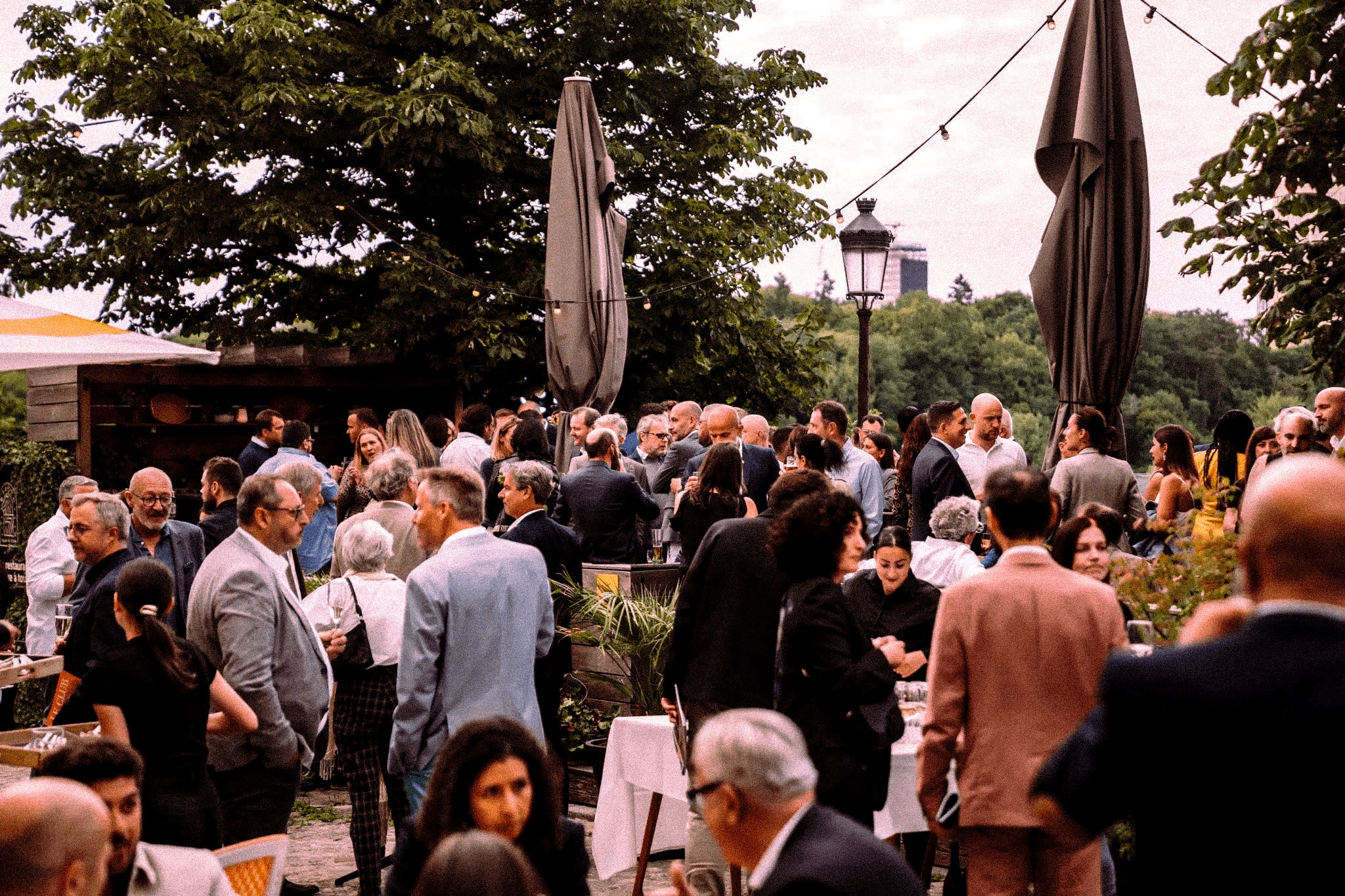 Soirée de lancement réunissant de nombreux professionnels pour un événement de réseautage sur une terrasse extérieure.