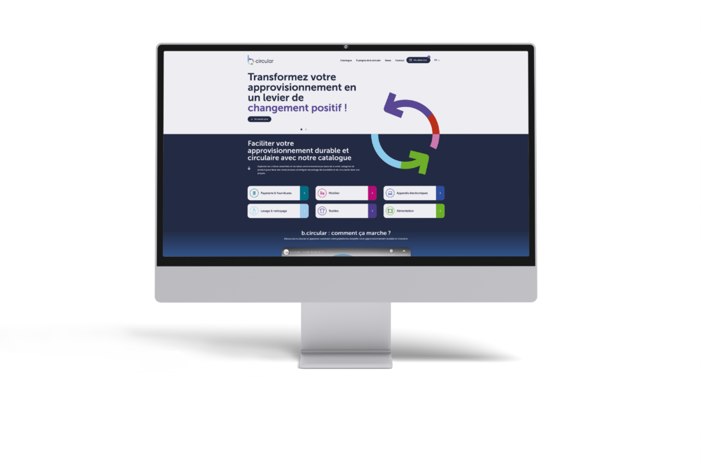 Mockup d'un écran d'ordinateur de bureau affichant la page d'accueil du site b.circular. Le design présente une interface moderne et épurée avec le slogan Transformez votre approvisionnement en un levier de changement positif et une illustration centrale symbolisant l'économie circulaire. La partie inférieure affiche des catégories de catalogue sous forme de boutons colorés sur fond bleu marine.